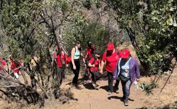 Vecinos de La Florida hacen senderismo a los pies de la Sierra de Ramón