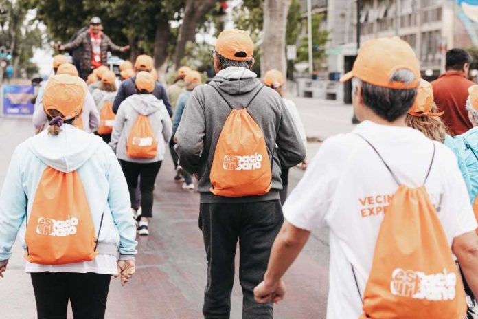 Más de 70 personas caminaron para promover el envejecimiento activo