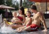 Salud auditiva infantil en vacaciones: medidas que los padres deben seguir en la temporada de piscina