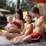 Salud auditiva infantil en vacaciones: medidas que los padres deben seguir en la temporada de piscina