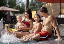 Salud auditiva infantil en vacaciones: medidas que los padres deben seguir en la temporada de piscina