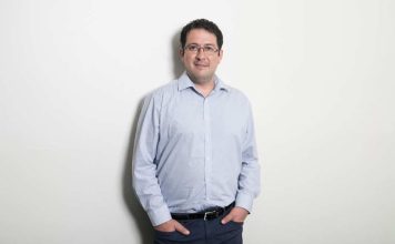 Académico UDLA destaca al stand-up comedy y su impacto en el bienestar emocional nacional