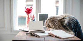 Políglota implementa el "Día de Aterrizaje" para mejorar la productividad y reducir el estrés post-vacaciones
