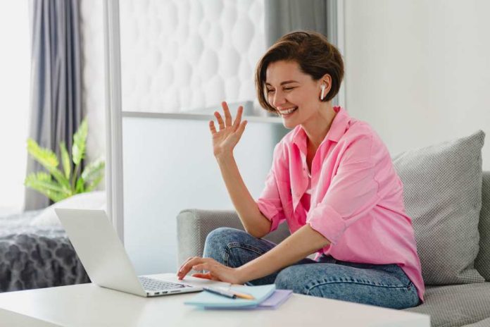 Equidad y desarrollo el impacto del inglés en las oportunidades laborales de mujeres en Chile Equidad y desarrollo: el impacto del inglés en las oportunidades laborales de mujeres en Chile