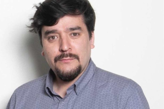 Adolescentes uso de pantallas al comer incentiva el consumo de alimentos ultraprocesados