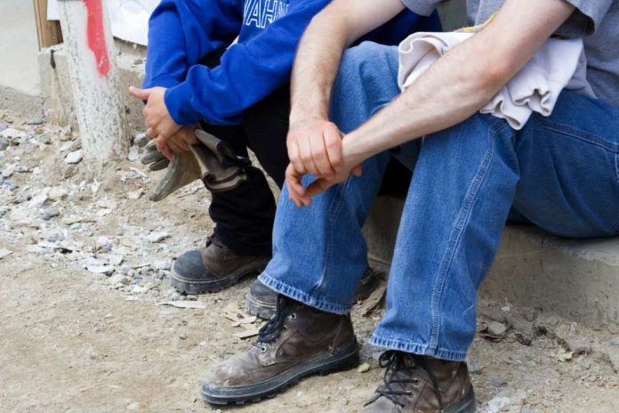 Brecha en el empleo entre población nacional y extranjera se mantiene en Chile