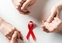 Jóvenes de 25 a 29 años lideran casos de VIH en Chile: organización mundial hace un llamado a reforzar educación sexual y uso del preservativo