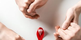 Jóvenes de 25 a 29 años lideran casos de VIH en Chile: organización mundial hace un llamado a reforzar educación sexual y uso del preservativo