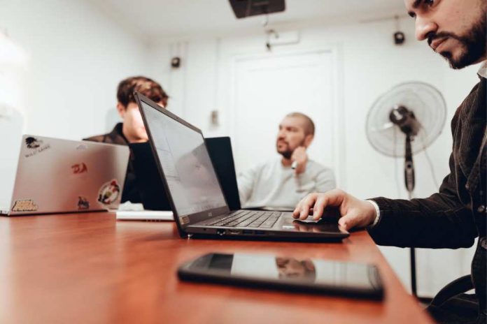 Envejecimiento laboral: un llamado urgente a capacitar y certificar a nuevos talentos