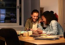 Signify recuerda la importancia de una luz de calidad en el hogar para evitar la fatiga ocular