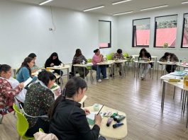 Taller de manejo del estrés mediante arteterapia busca mejorar el bienestar estudiantil