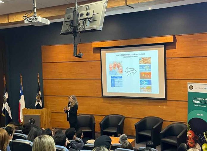Doctora UdeC da clase magistral sobre One Health en lanzamiento de programas terriotoriales de la USS