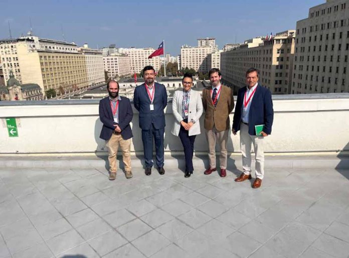 Representantes de Residencias para Adultos Mayores se reúnen con la Dirección del Trabajo para cerrar acuerdo que permitirá retomar los turnos médicos en los ELEAM Representantes de Residencias para Adultos Mayores se reúnen con la Dirección del Trabajo para cerrar acuerdo que permitirá retomar los turnos médicos en los ELEAM