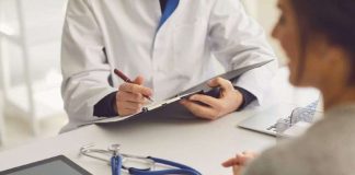 Conectividad y accesibilidad a servicios de salud: El desafío para sectores alejados de grandes urbes Las zonas más alejadas de centros urbanos se han vuelto atractivas para la creación de áreas comerciales y servicios de primera necesidad para reducir los desplazamientos de sus habitantes a lugares circundantes. La construcción del proyecto inmobiliario Lugano Multicentro en Curauma, que llega a hacerse cargo de la falta de oferta de oficinas y centros de salud en la zona, pone en el tapete el tema de la conectividad y accesibilidad a servicios de sectores más alejados de las grandes ciudades, y cómo estos sectores pueden volverse más atractivos para no alejarse al buscar servicios. En el caso de Curauma, la localidad alberga un grán desarrollo inmobiliario, lo que abre la puerta a diversas oportunidades que contribuyen al proceso de urbanización. Cabe resaltar que esta zona se muestra sumamente atractiva para la creación de áreas comerciales y otros servicios necesarios. Esto tiene como objetivo reducir la necesidad de que los habitantes deban desplazarse hacia áreas circundantes en busca de diversos servicios de primera necesidad. Para Fernando Solari, gerente de Operaciones de Grupo Empresas Solari, este tipo de proyectos como Lugano Multicentro, mejora la calidad de vida de los habitantes de esa localidad “al centralizar servicios esenciales que antes requerían desplazamientos largos, como atención médica y servicios profesionales” para el ejecutivo, esto permite que “tiempos que antes se empleaban en traslados, ahora puedan emplearse en actividades recreativas, familiares o productivas” Un estudio realizado en 2023 por la firma para analizar la zona de Curauma arrojó que el 67,5% de los residentes de Curauma viajaban a Viña del Mar para consultas médicas, lo que implica tiempo y costos de traslado. “Al ofrecer espacios para especialidades como ginecología, pediatría y diagnóstico, el proyecto Lugano reduce estas barreras. Con 48 estacionamientos privados y 35 para visitas, además de una ubicación estratégica sobre Av. Lomas de la Luz, se mejora la accesibilidad, haciendo los servicios más convenientes y cercanos para habitantes de la zona”, explica Solari. Para determinar la necesidad de iniciativas que mejoren la conectividad de estos lugares, las evaluaciones suelen incluir estudios de mercado para identificar carencias en servicios y patrones de movilidad. También se analizan datos demográficos y socioeconómicos, como la población y el perfil de clase media (C1, C2, C3) en Curauma, que indican una demanda sostenida. Otros factores incluyen la infraestructura y oferta existente, como la disponibilidad de estacionamientos y accesos viales. Finalmente, se evalúa la ubicación respecto a arterias principales y servicios cercanos como supermercados, bencineras y malls, asegurando que estos proyectos sean nodos accesibles que conecten a la comunidad con los servicios necesarios. En relación al impulso de este tipo de iniciativas por parte de las autoridades, Fernando Solari sostiene que “Es bueno que apoyen iniciativas privadas de inversión que van en favor de la comunidad al mejorar el acceso a servicios esenciales en áreas alejadas del centro urbano”. Agrega que el proyecto de Lugano Multicentro tuvo una buena acogida en el municipio de Valparaíso, donde se han podido tramitar de manera eficiente los permisos correspondientes. “Este tipo de apoyo facilita que proyectos como este prosperen, atendiendo las necesidades de sus habitantes de la zona, reduciendo su dependencia de los centros urbanos y promoviendo un desarrollo más equitativo y descentralizado”, subraya. El Grupo Empresas Solari se encuentra actualmente desarrollando proyectos de uso comercial en ciudades y localidades más pequeñas. Es el caso de dos desarrollos comerciales que están por entregarse en Quillota y Rengo, respectivamente. Además, están evaluando diferentes iniciativas en comunas como Los Andes, y Panquehue. Sobre Grupo Solari Grupo Empresas Solari es un consorcio inmobiliario con más de 43 años de historia, busca desarrollar oportunidades de inversión con proyectos de calidad en ubicaciones estratégicas en Chile, abarcando proyectos habitacionales, Industriales, comerciales, construcción de edificios y centros comerciales, gestión de proyectos y obras civiles. Para más información: https://www.solari.cl/proyecto/luganomulticentro/ Instagram: @solari.desarrolloinmobiliario Facebook: @solaridesarrolloinmobiliario Linkedin: solari-desarrollos-inmobiliarios