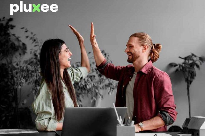 Estudio de Pluxee revela preocupante alza del estrés y caída en satisfacción personal en trabajadores chilenos