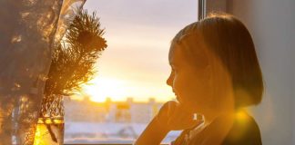 Experta recomienda cómo abordar la disminución de luz natural en invierno con niños neurodivergentes