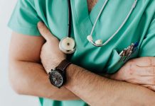 Licencias emitidas por médicos irregulares caen 2,6 puntos en 2024: Medicina General y Psiquiatría entre las más observadas Licencias emitidas por médicos irregulares caen 2,6 puntos en 2024: Medicina General y Psiquiatría entre las más observadas