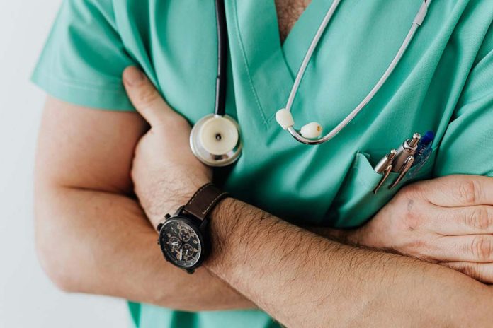 Licencias emitidas por médicos irregulares caen 2,6 puntos en 2024: Medicina General y Psiquiatría entre las más observadas Licencias emitidas por médicos irregulares caen 2,6 puntos en 2024: Medicina General y Psiquiatría entre las más observadas