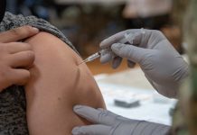 ¿Brazo izquierdo o derecho? Especialista aclara si importa dónde nos pongamos la vacuna ¿Brazo izquierdo o derecho? Especialista aclara si importa dónde nos pongamos la vacuna
