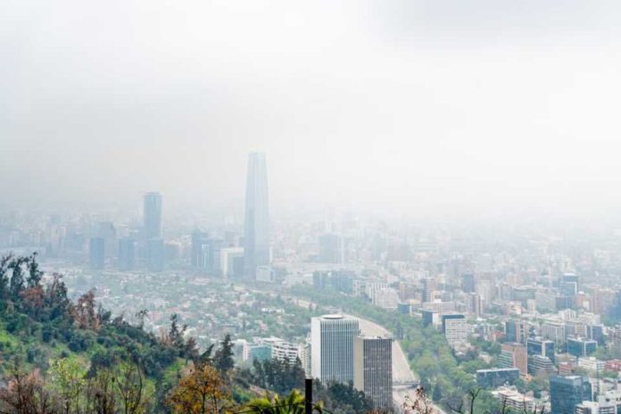Contaminación del aire afecta a millones en Chile, alerta experta en salud pública