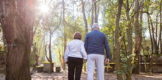 Desde llamarlos "abuelitos" hasta asumir dependencia: ¿Qué es el maltrato estructural a las personas mayores?