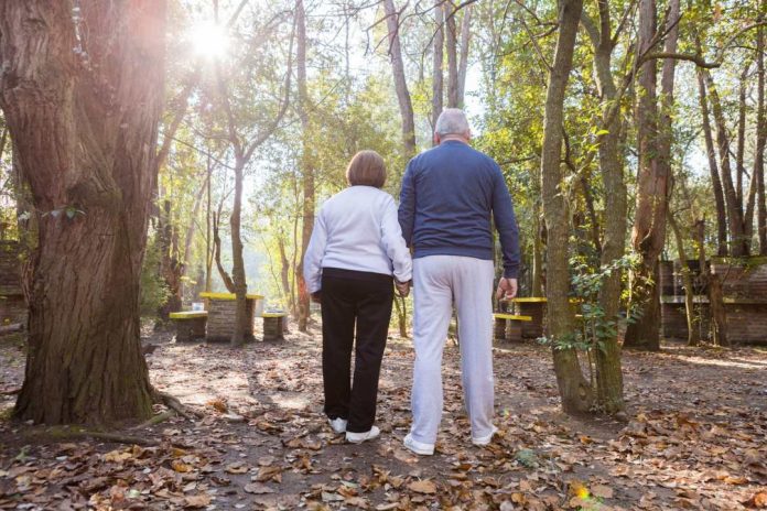 Desde llamarlos abuelitos hasta asumir dependencia ¿Qué es el maltrato estructural a las personas mayores Desde llamarlos