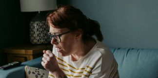 Especialista en salud entrega tres consejos para aliviar la tos en casa