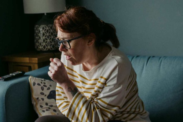 Especialista en salud entrega tres consejos para aliviar la tos en casa Especialista en salud entrega tres consejos para aliviar la tos en casa