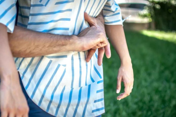 Experto UCSC entrega guía para aplicar maniobra Heimlich tras emergencia de influencer penquista Experto UCSC entrega guía para aplicar maniobra Heimlich tras emergencia de influencer penquista