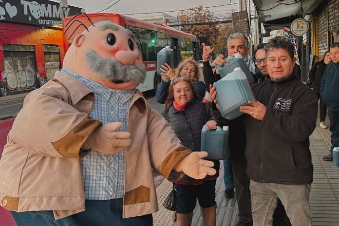 Ante alza de precios: Dr. Simi regala 2.000 litros de parafina y beneficia a 400 familias de la capital