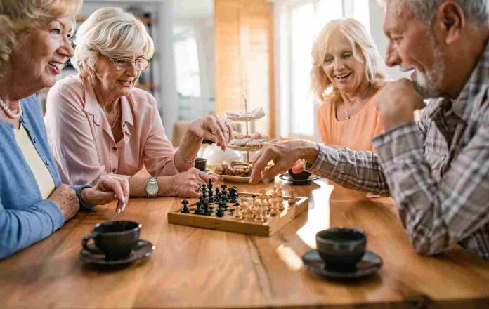Juegos de mesa en adultos mayores, una forma lúdica de cuidar la mente y el corazón