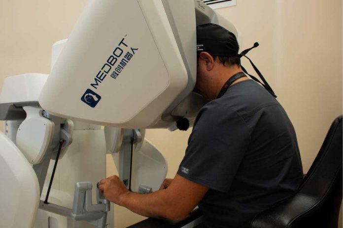 “En cinco años, Chile debería estar a la vanguardia tecnológica en cirugía robótica” el nuevo paradigma para la salud