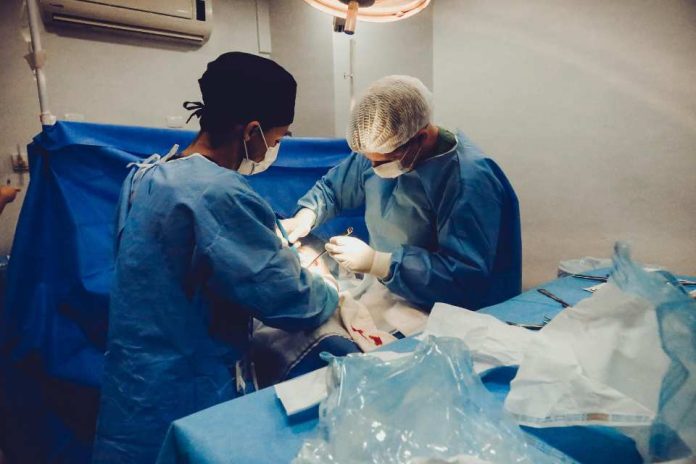 Falta de insumos médicos paraliza pabellones y cirugías: expertos alertan sobre crisis por “stockouts” en la salud pública