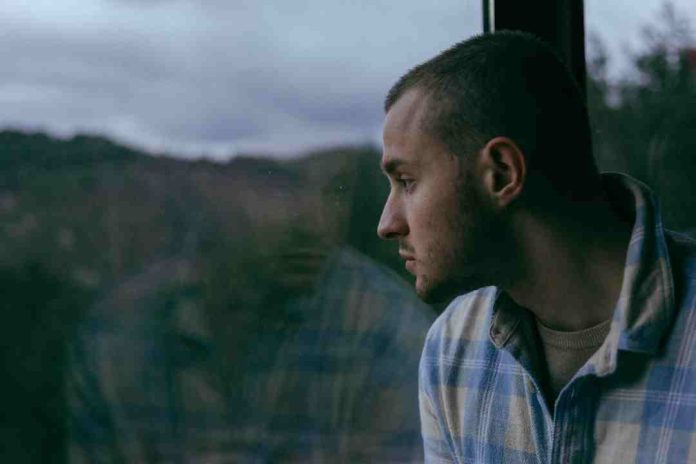 Invierno y salud mental: Especialistas entregan consejos de cómo enfrentar el impacto del frío y la falta de luz