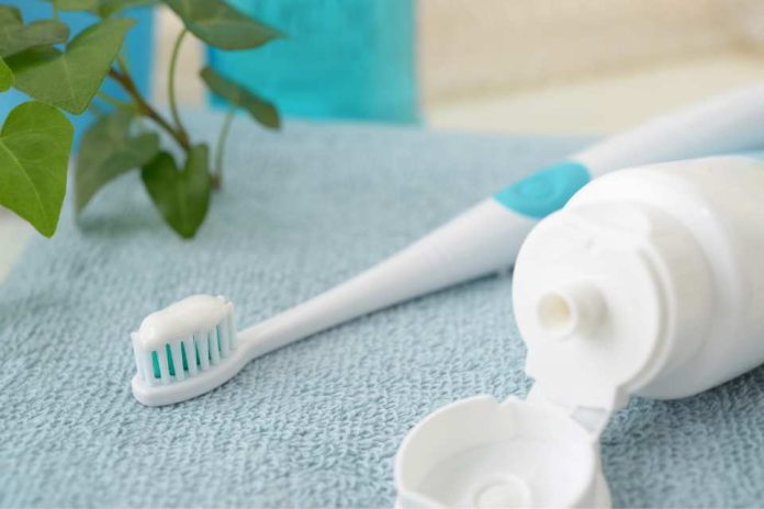 Uso de fluoruro de estaño en pastas dentales puede ser un riesgo para la salud bucal Uso de fluoruro de estaño en pastas dentales puede ser un riesgo para la salud bucal