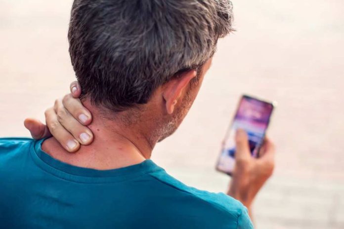 ¿Qué es el síndrome de “cuello de texto” y cómo se relaciona con el uso prolongado del celular ¿Qué es el síndrome de “cuello de texto” y cómo se relaciona con el uso prolongado del celular?