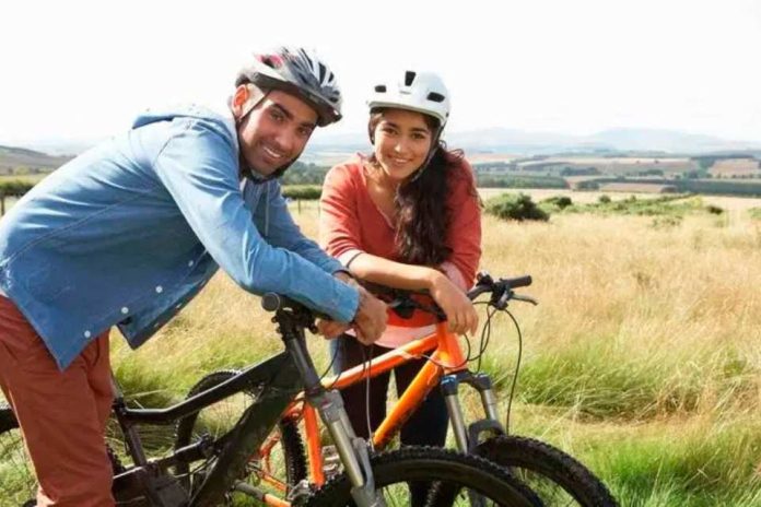 ¿Va a andar en bicicleta? Experto de Mayo Clinic comparte consejos para proteger sus manos, muñecas y cabeza