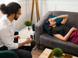 ¿Cómo se deben abordar las situaciones traumáticas que ocurren en el lugar de trabajo?