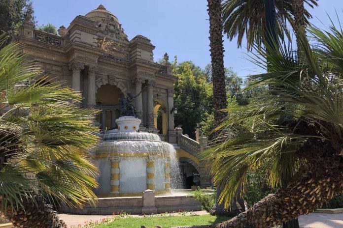 Municipalidad de Santiago celebra el “Mes del Corazón” con historia y caminata por el Cerro Santa Lucía