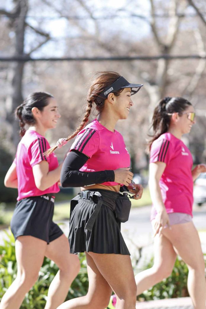 Un paso más con “Mujeres, nunca bajemos los brazos” y una media maratón para la historia
