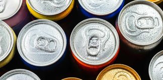 Inglaterra prohibirá las bebidas energéticas a menores de 16 años ¿Cuál es el riesgo en Chile?