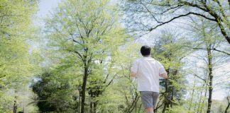 Kinesióloga detalla el poder del ejercicio al aire libre para cuerpo y mente: una receta efectiva