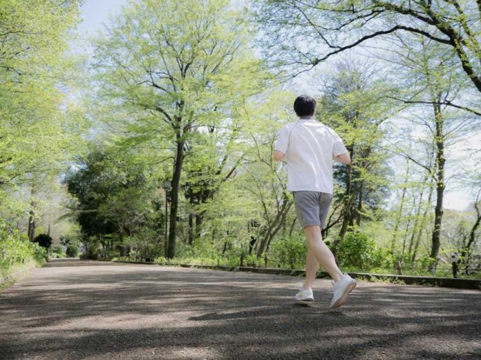 Kinesióloga detalla el poder del ejercicio al aire libre para cuerpo y mente: una receta efectiva