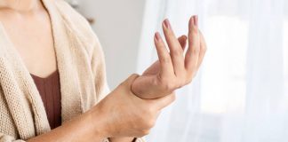 Artritis Reumatoide: consultar temprano es crucial ante síntomas persistentes para prevenir daño crónico y discapacidad a largo plazo 