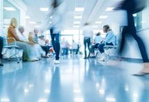 Chile invierte más en salud, pero usuarios evalúan peor su experiencia de atención 