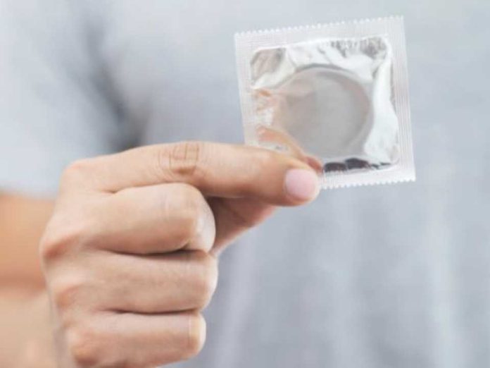 El condón no se jubila: cómo vivir la sexualidad plena y segura después de los 60