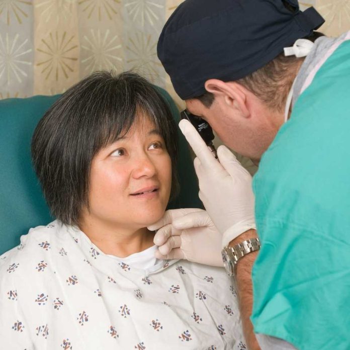 Oftalmólogo falso sigue atendiendo en Chile: denuncias, negligencias y la investigación en curso 