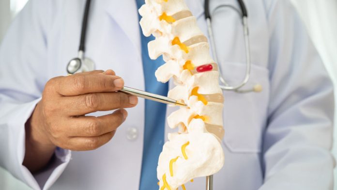 Osteoporosis: Cómo se diagnostica y previene esta patología que no presenta síntomas, debilita los huesos y provoca fracturas Osteoporosis: Cómo se diagnostica y previene esta patología que no presenta síntomas, debilita los huesos y provoca fracturas