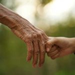 Chile envejece rápido: expertos llaman a poner la vejez en el centro de la agenda presidencial ante el aumento de la dependencia y la sobrecarga familiar