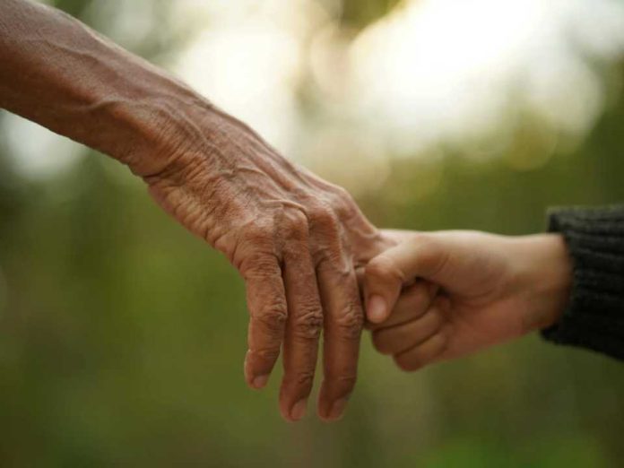 Chile envejece rápido expertos llaman a poner la vejez en el centro de la agenda presidencial ante el aumento de la dependencia y la sobrecarga familiar Chile envejece rápido: expertos llaman a poner la vejez en el centro de la agenda presidencial ante el aumento de la dependencia y la sobrecarga familiar